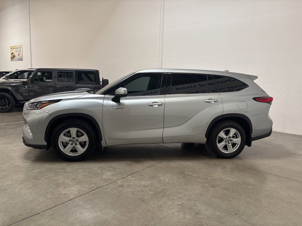 Used 2021 Toyota Highlander LE image 3