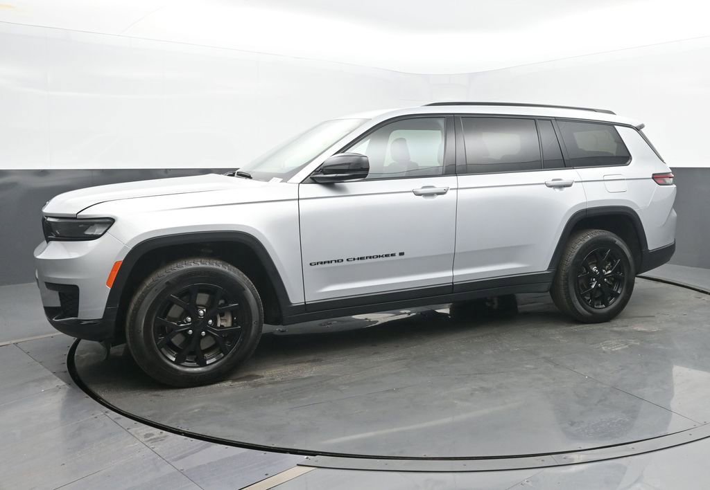 Used 2024 Jeep Grand Cherokee L Laredo image 2