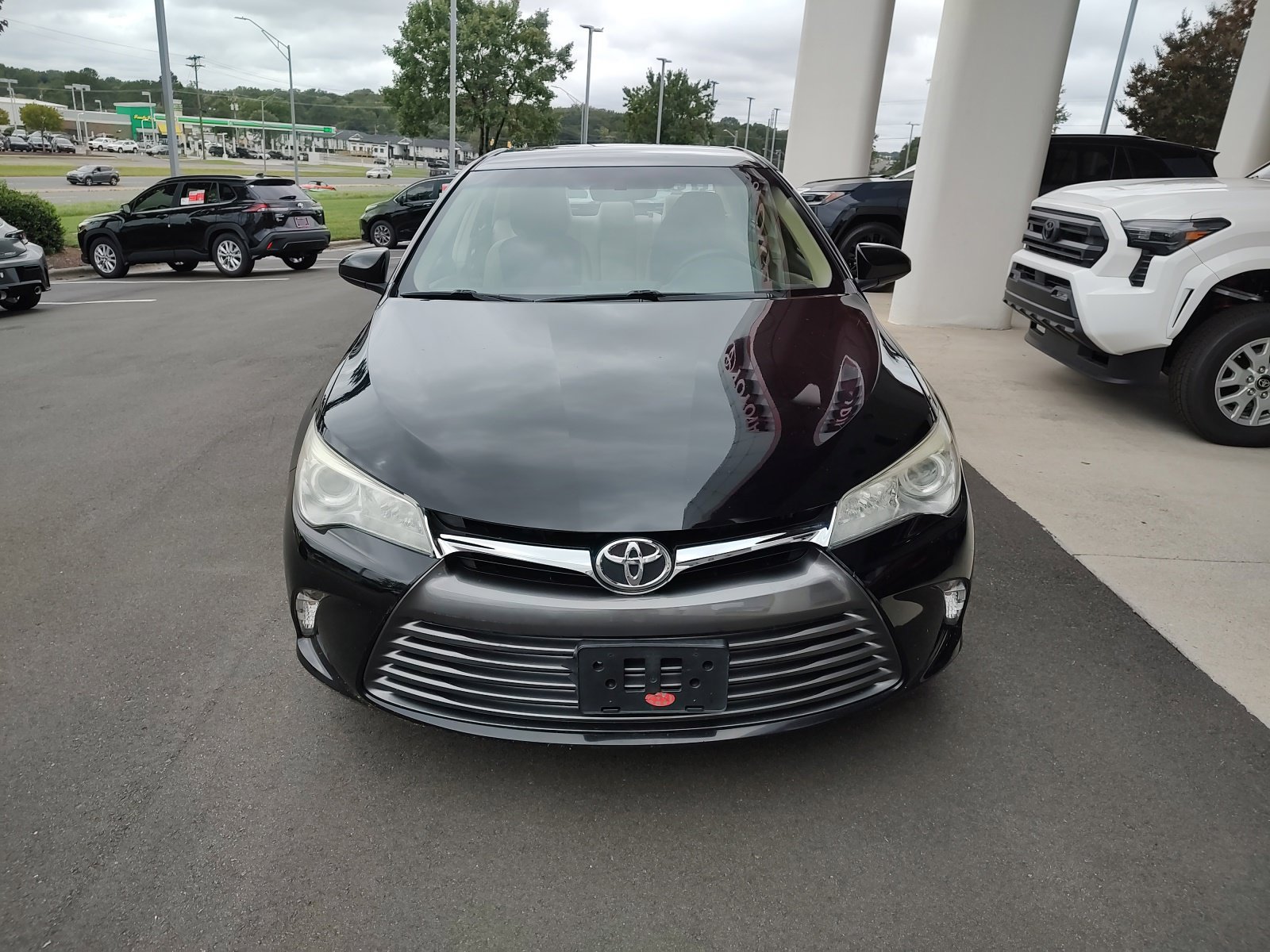 Used 2017 Toyota Camry LE FWD image 1