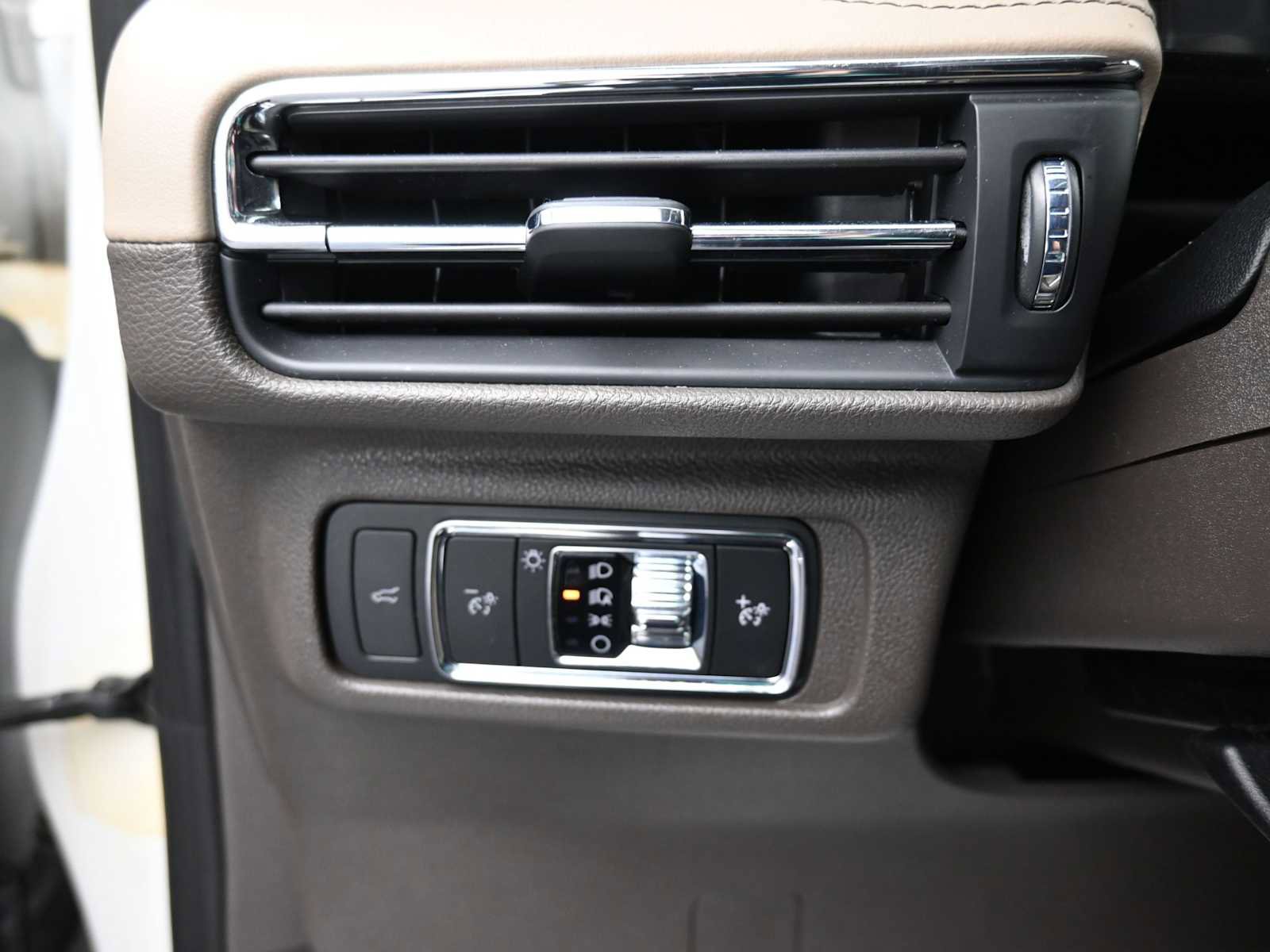 Used 2022 Lincoln Corsair AWD w/ Equipment Group 101A image 10