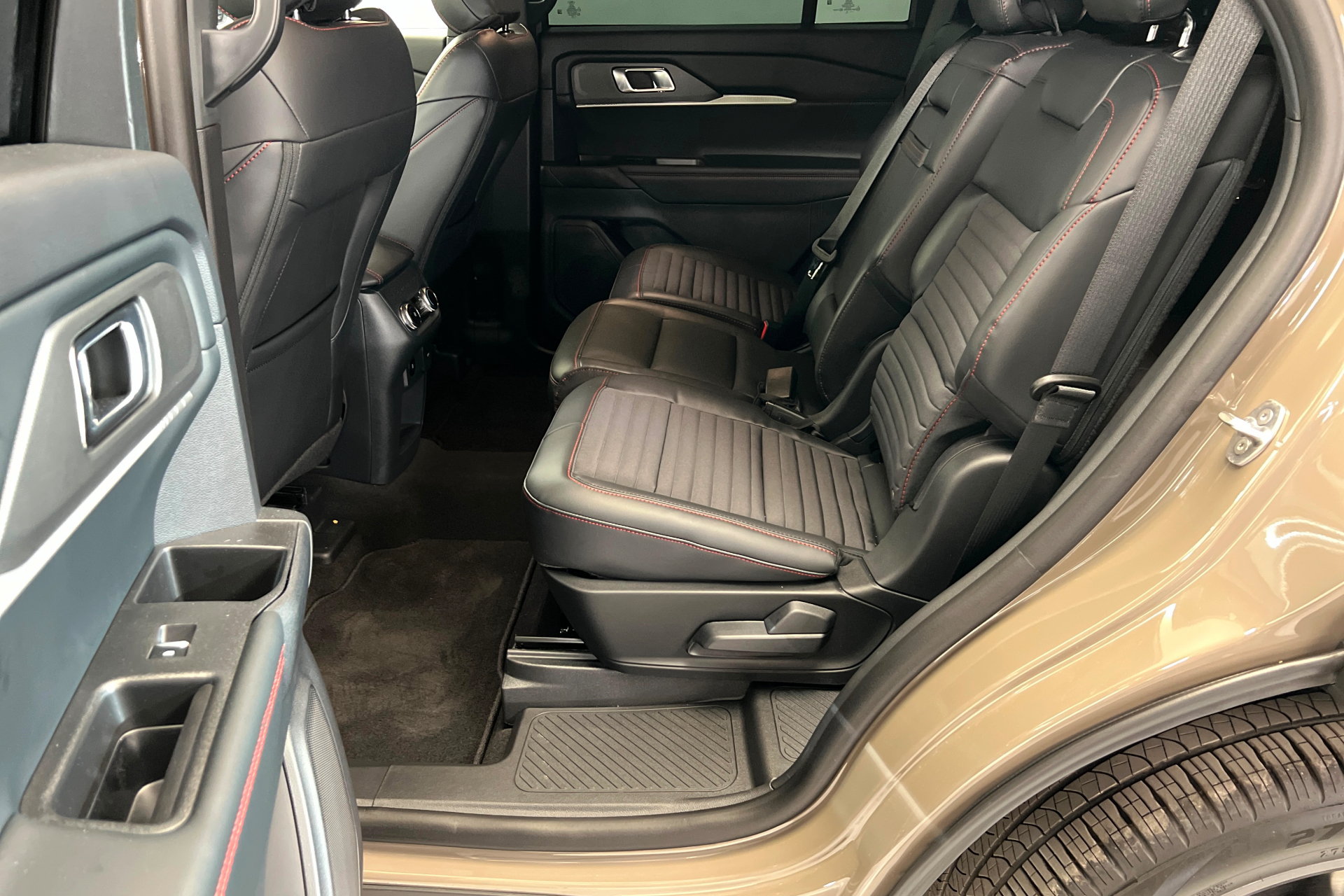 Used 2026 Ford Explorer ST-Line w/ ST-Line Street Pack AWD/4WD image 21