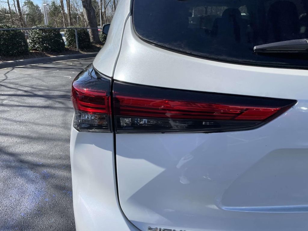 Used 2022 Toyota Highlander LE image 24