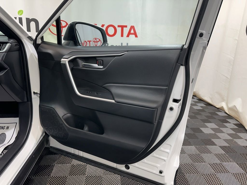 Used 2025 Toyota RAV4 SE image 8