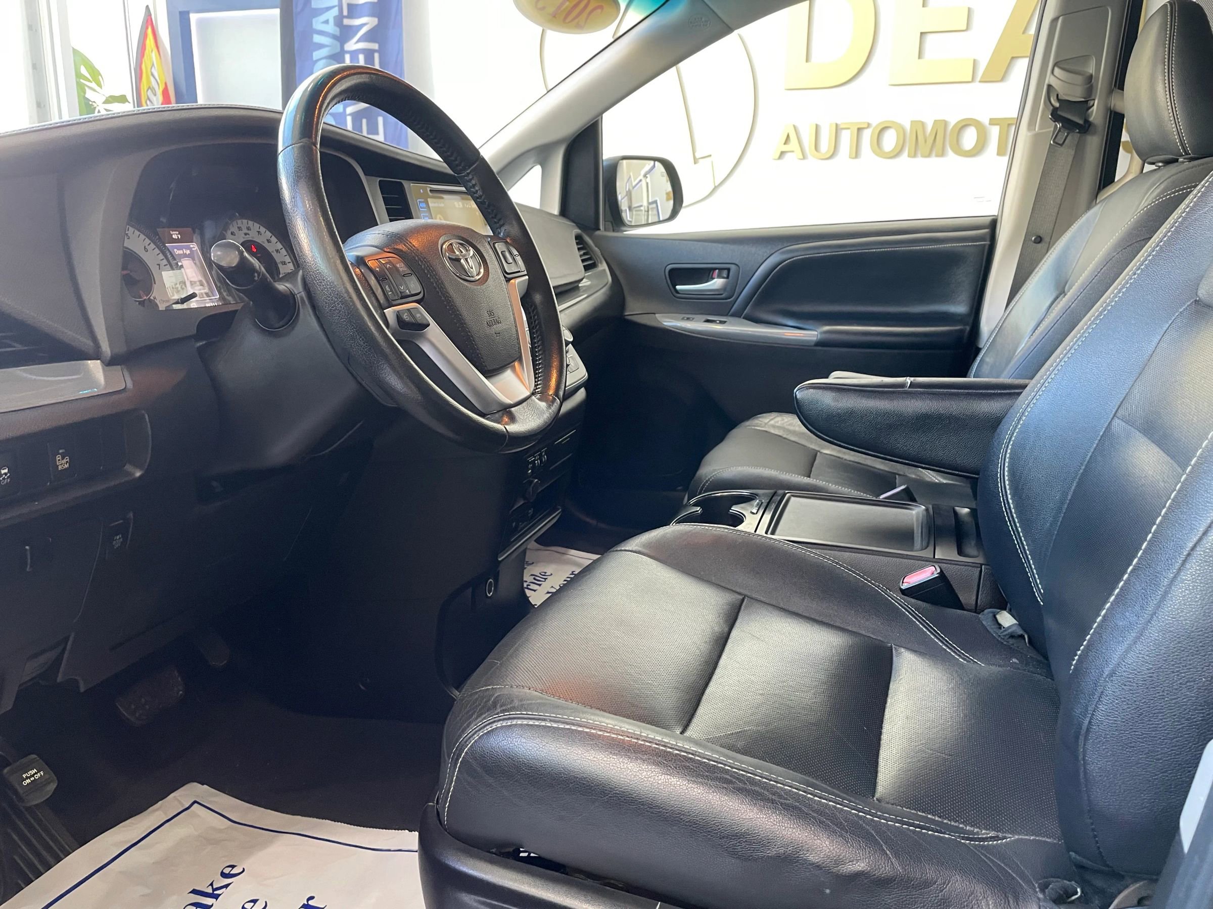 Used 2015 Toyota Sienna SE Premium image 8