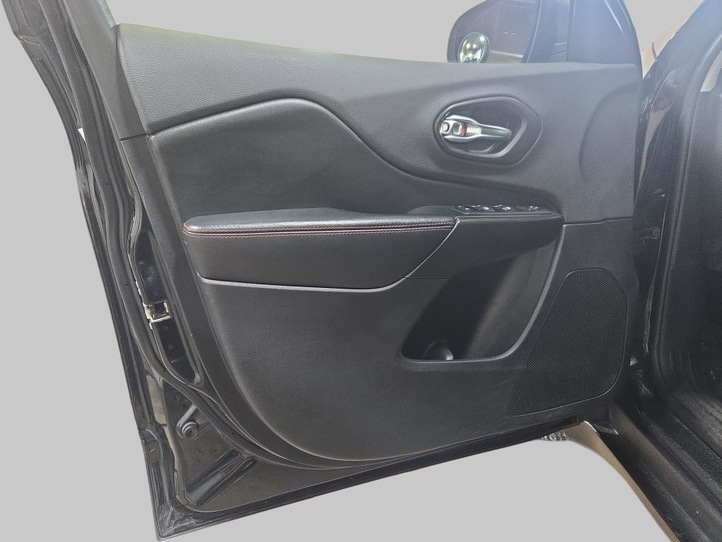 Used 2019 Jeep Cherokee Trailhawk w/ Cold Weather Group AWD/4WD image 30