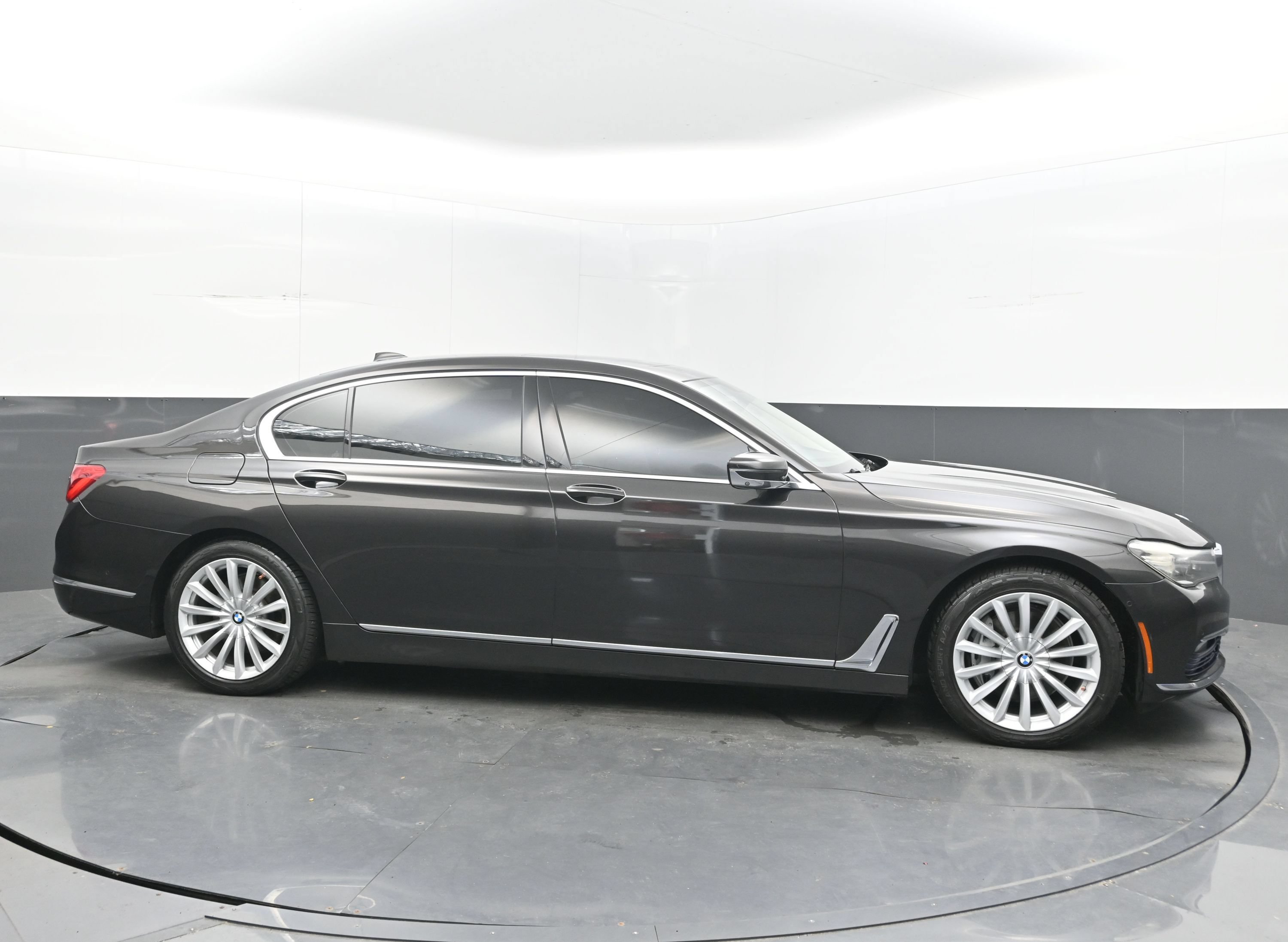 Used 2017 BMW 740i xDrive AWD/4WD image 2