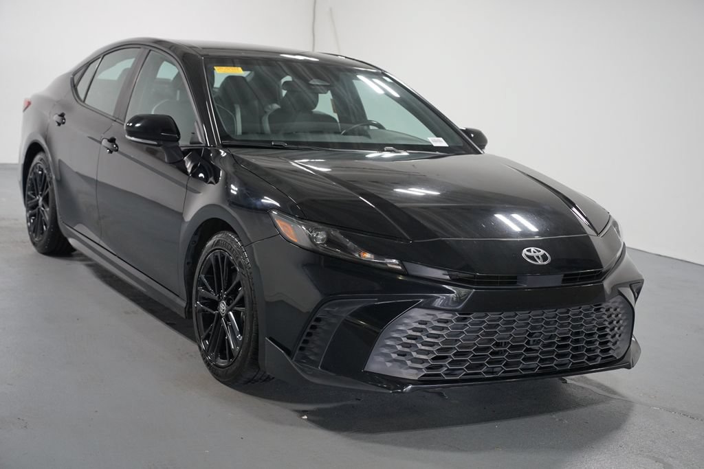 Used 2025 Toyota Camry SE FWD image 3