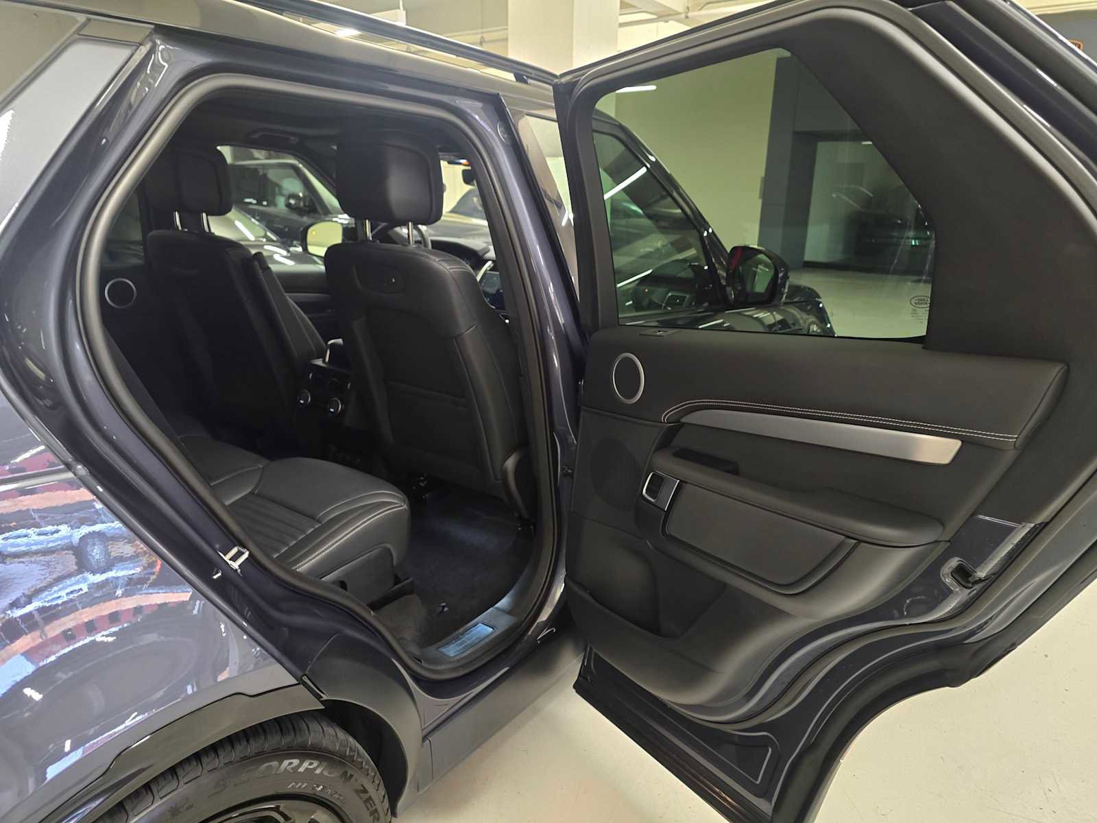 Used 2025 Land Rover Discovery Dynamic SE image 15