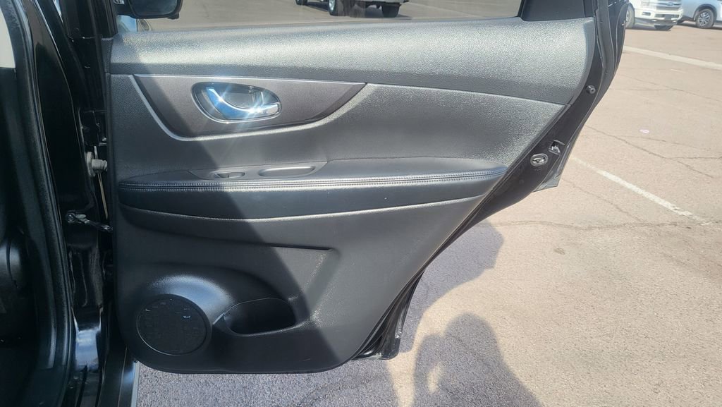 Used 2020 Nissan Rogue SV w/ Premium Package image 19