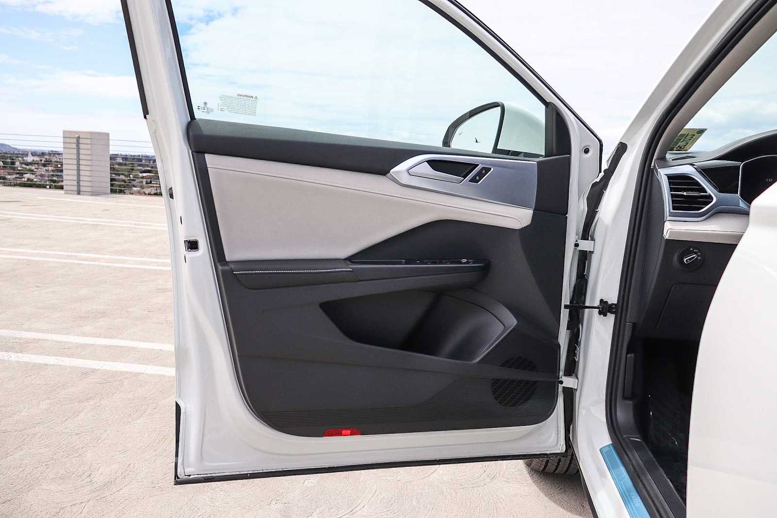 New 2025 Volkswagen Taos SE w/ Black Wheel Package FWD image 22