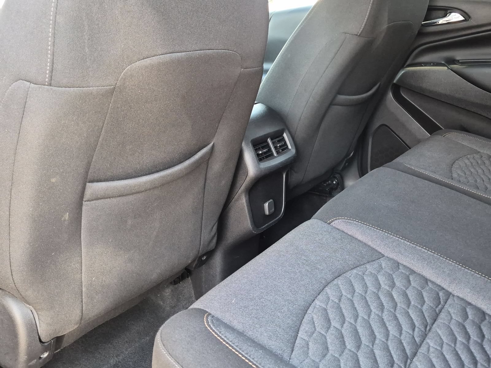 Used 2018 Chevrolet Equinox LT FWD image 19