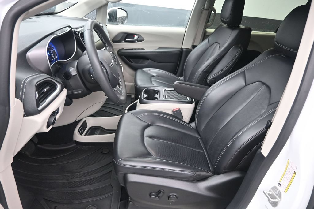 Used 2023 Chrysler Pacifica Touring-L AWD/4WD image 11
