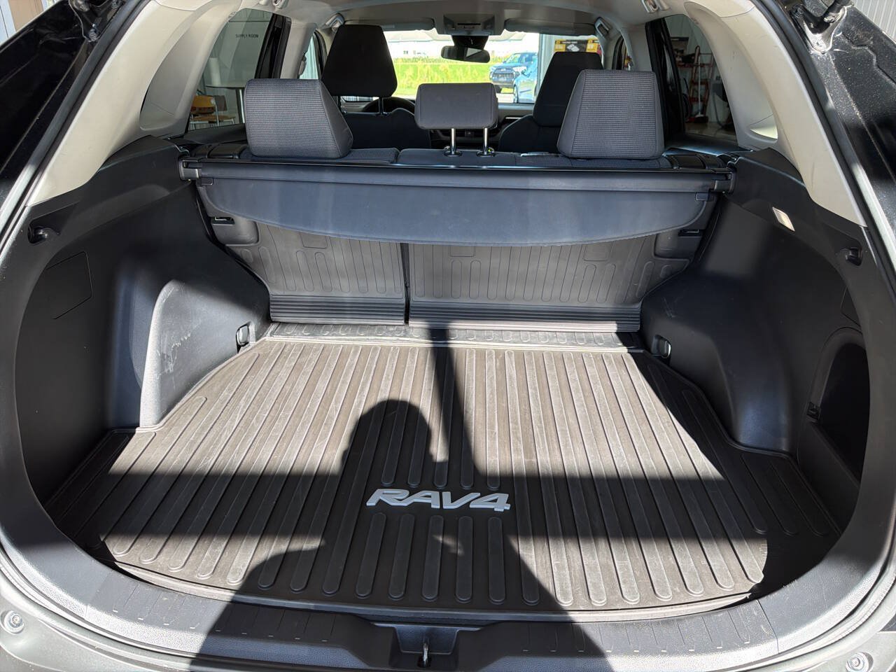Used 2022 Toyota RAV4 LE AWD/4WD image 21