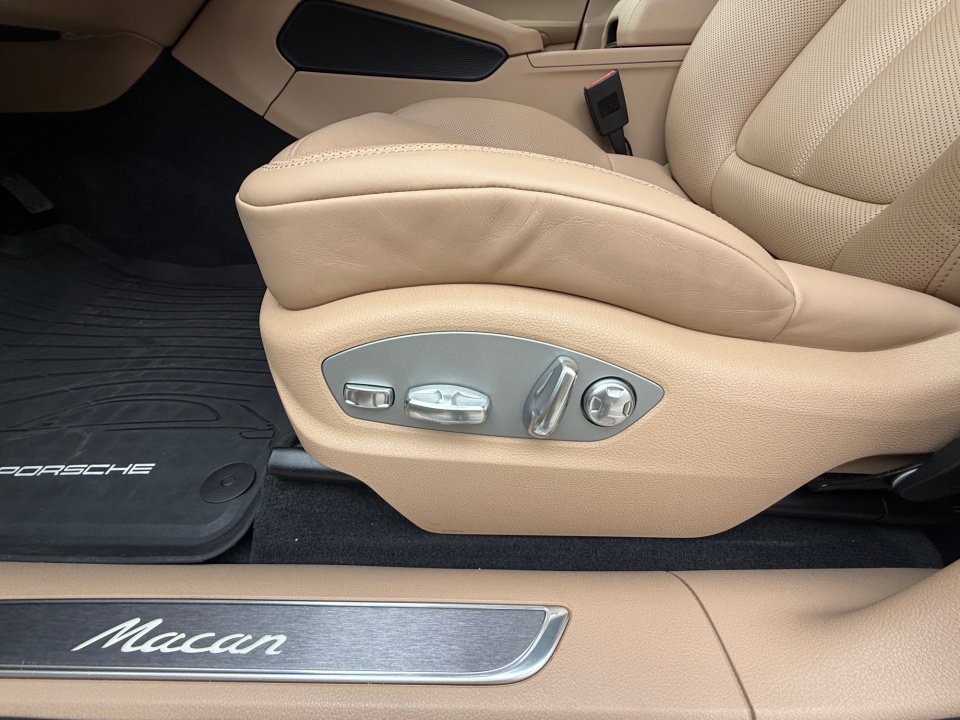 Certified 2025 Porsche Macan image 25
