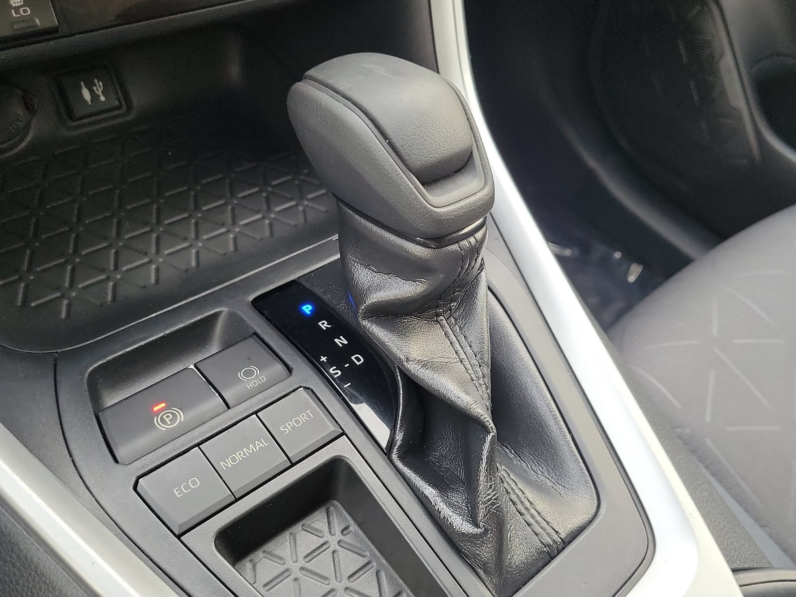 Used 2019 Toyota RAV4 XLE w/ Convenience Package FWD image 30