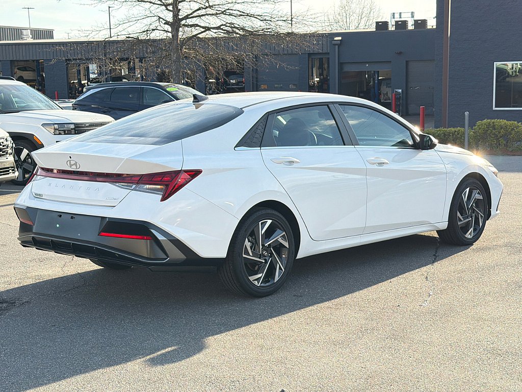 Certified 2025 Hyundai Elantra Limited image 3