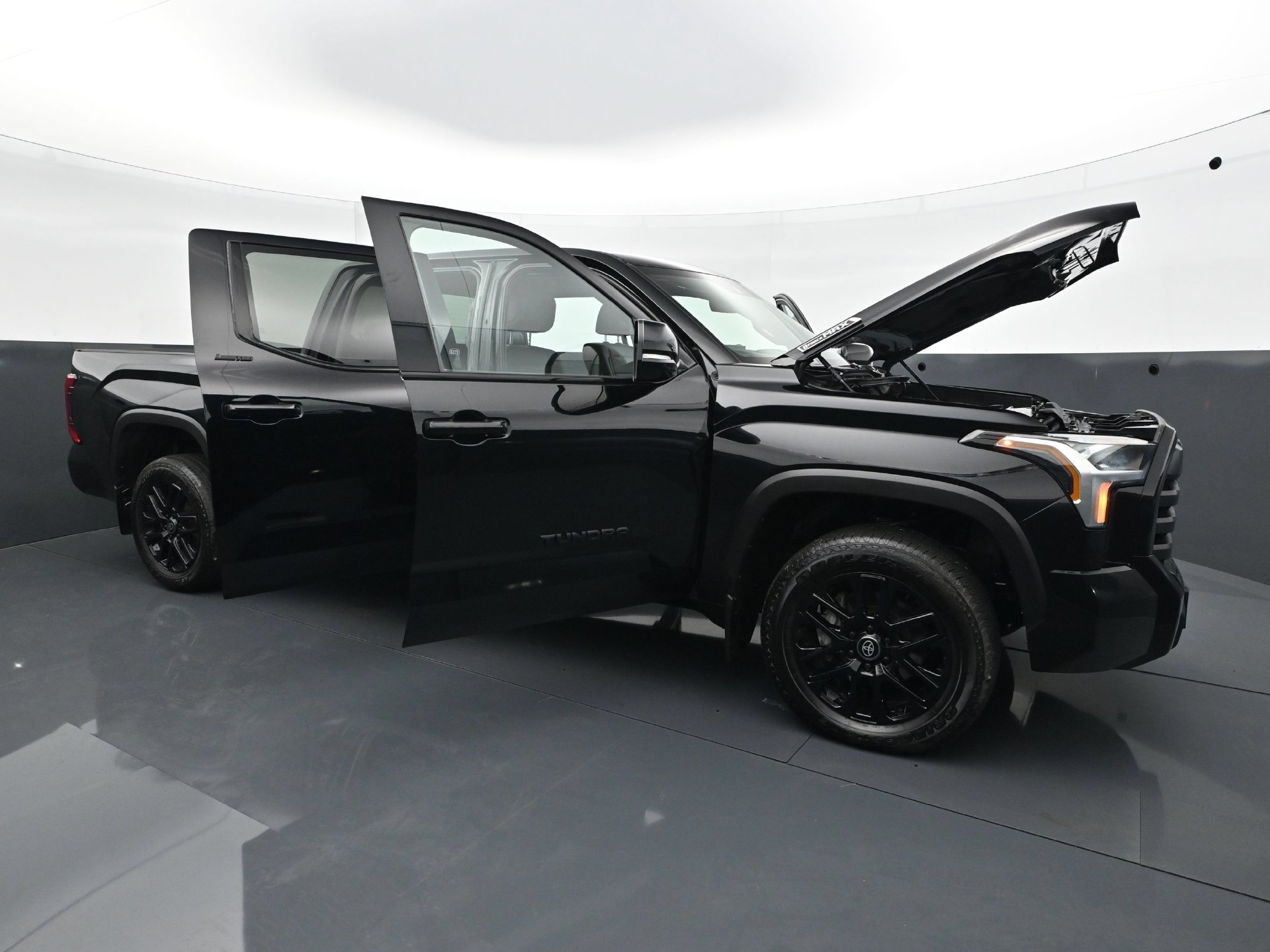 Used 2025 Toyota Tundra Limited AWD/4WD image 45