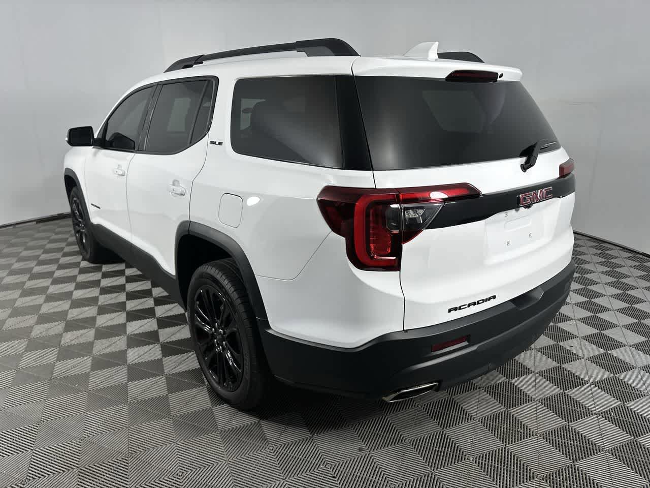 Used 2023 GMC Acadia SLE w/ Driver Convenience Package FWD image 17