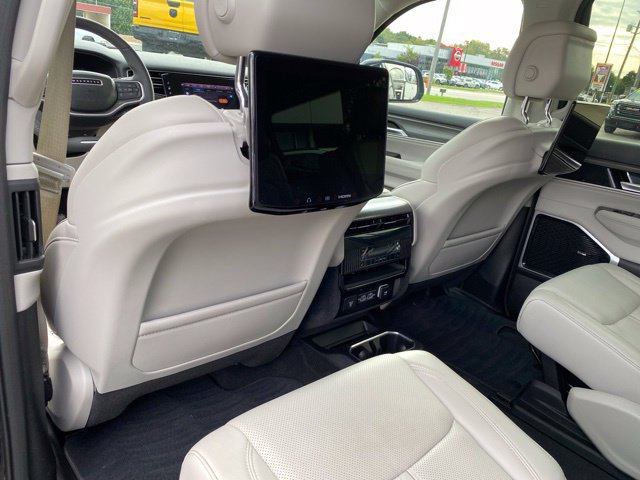 Used 2024 Jeep Wagoneer Series III w/ Premium Group I AWD/4WD image 33