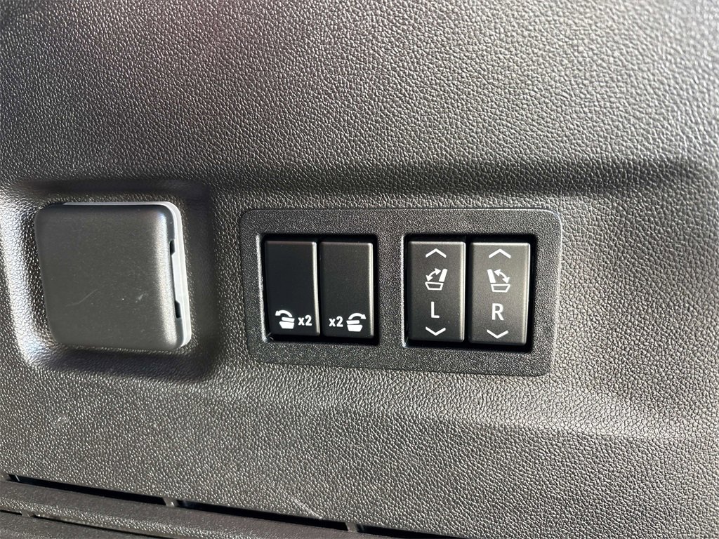 Used 2021 GMC Yukon XL SLT w/ SLT Premium Package image 16