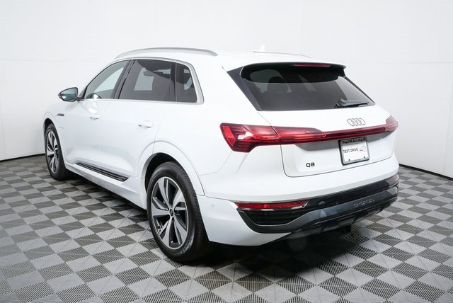 Used 2024 Audi Q8 e-tron Premium Plus image 27