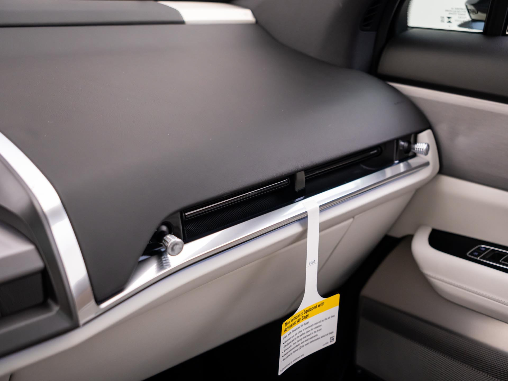 New 2027 Cadillac Vistiq Sport w/ LPO, Floor Liner Package AWD/4WD image 32