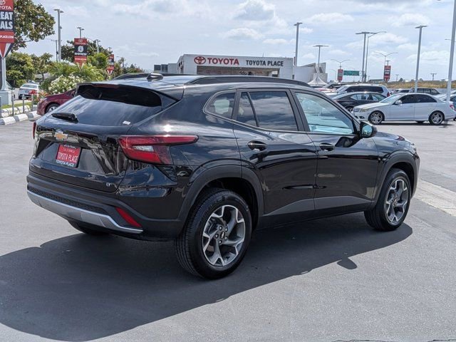 Used 2025 Chevrolet Trax LT FWD image 8