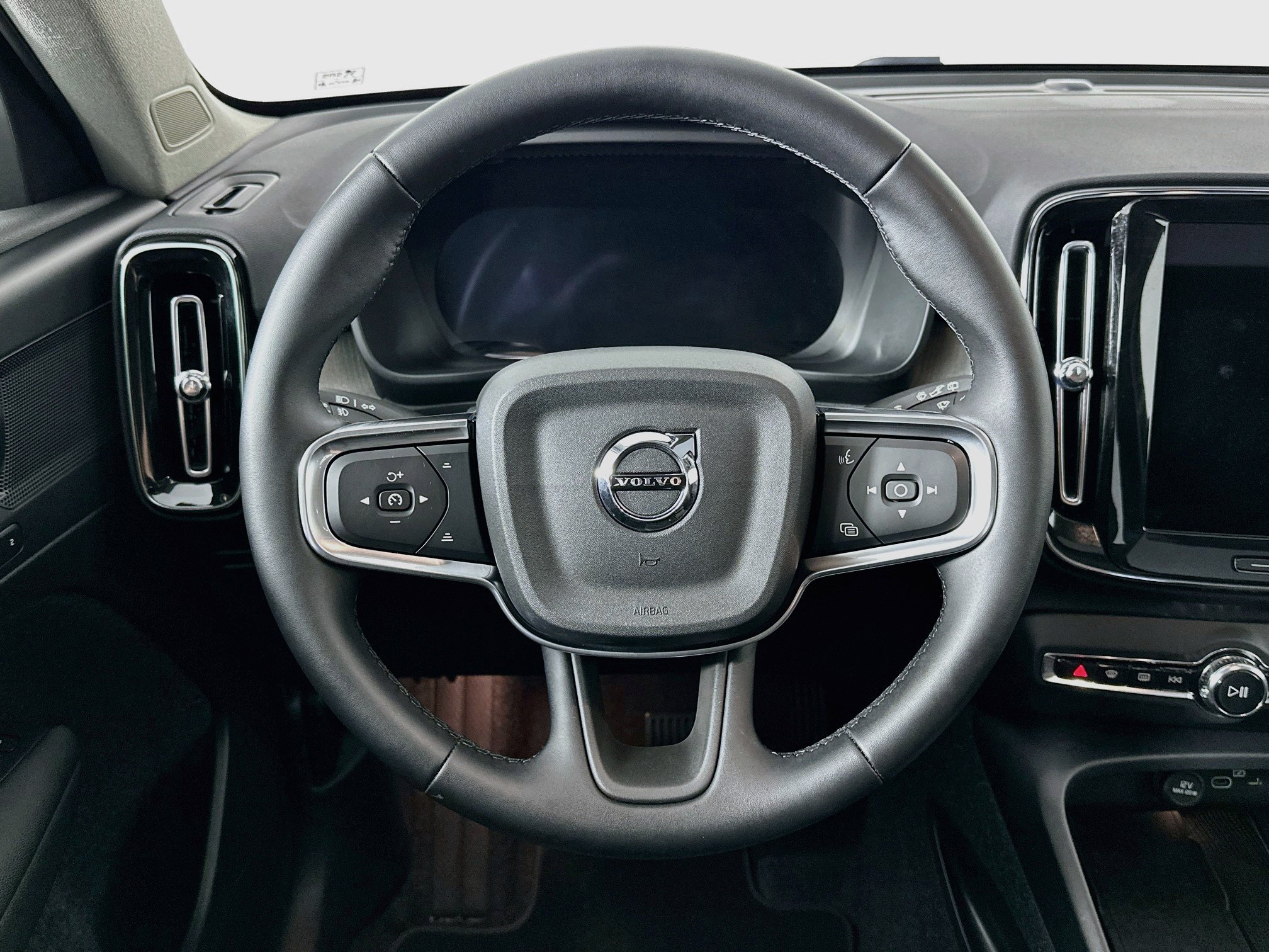 Used 2025 Volvo XC40 B5 Plus AWD/4WD image 18