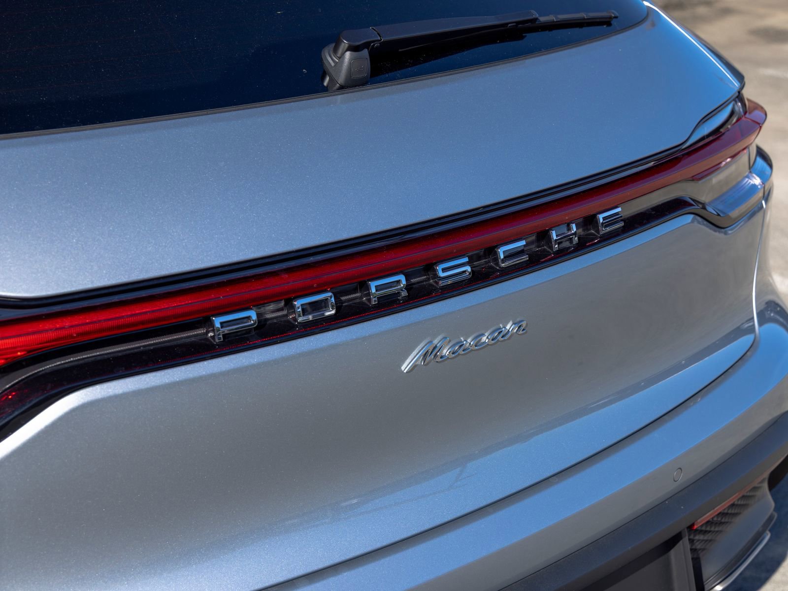 Certified 2025 Porsche Macan AWD/4WD image 19