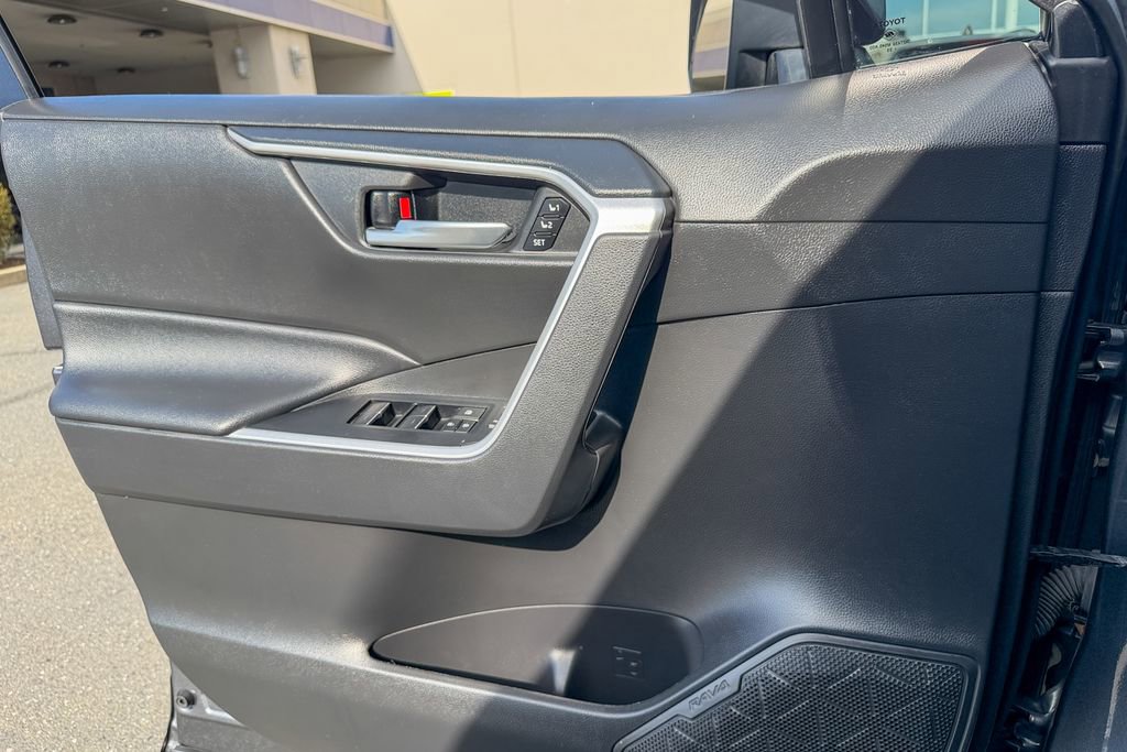 Used 2023 Toyota RAV4 XLE Premium image 15