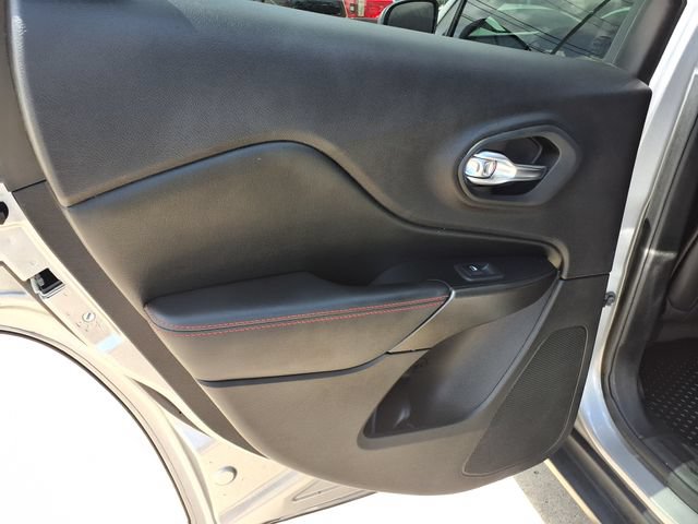 Used 2020 Jeep Cherokee Trailhawk AWD/4WD image 12