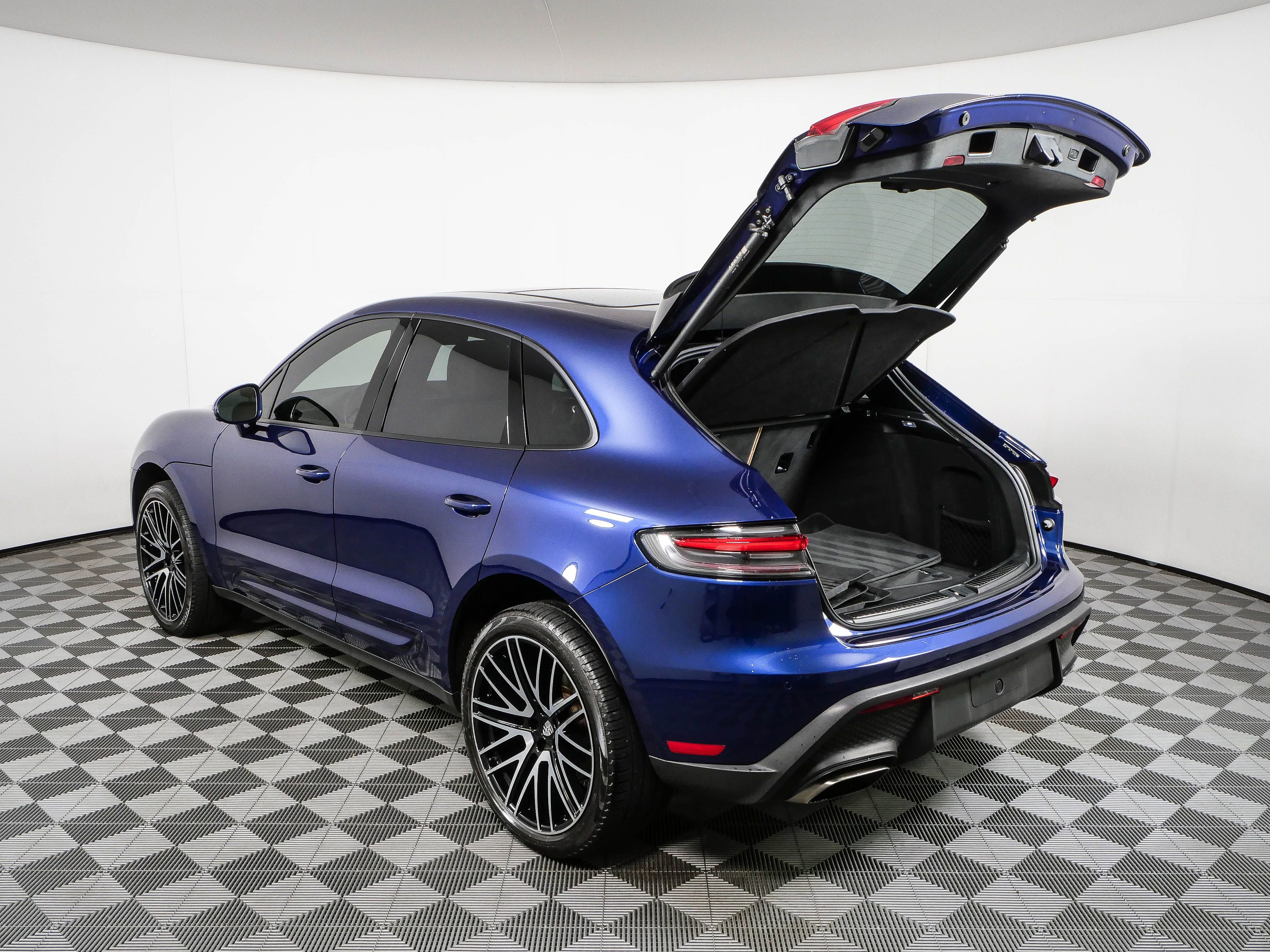 Certified 2024 Porsche Macan AWD/4WD image 34