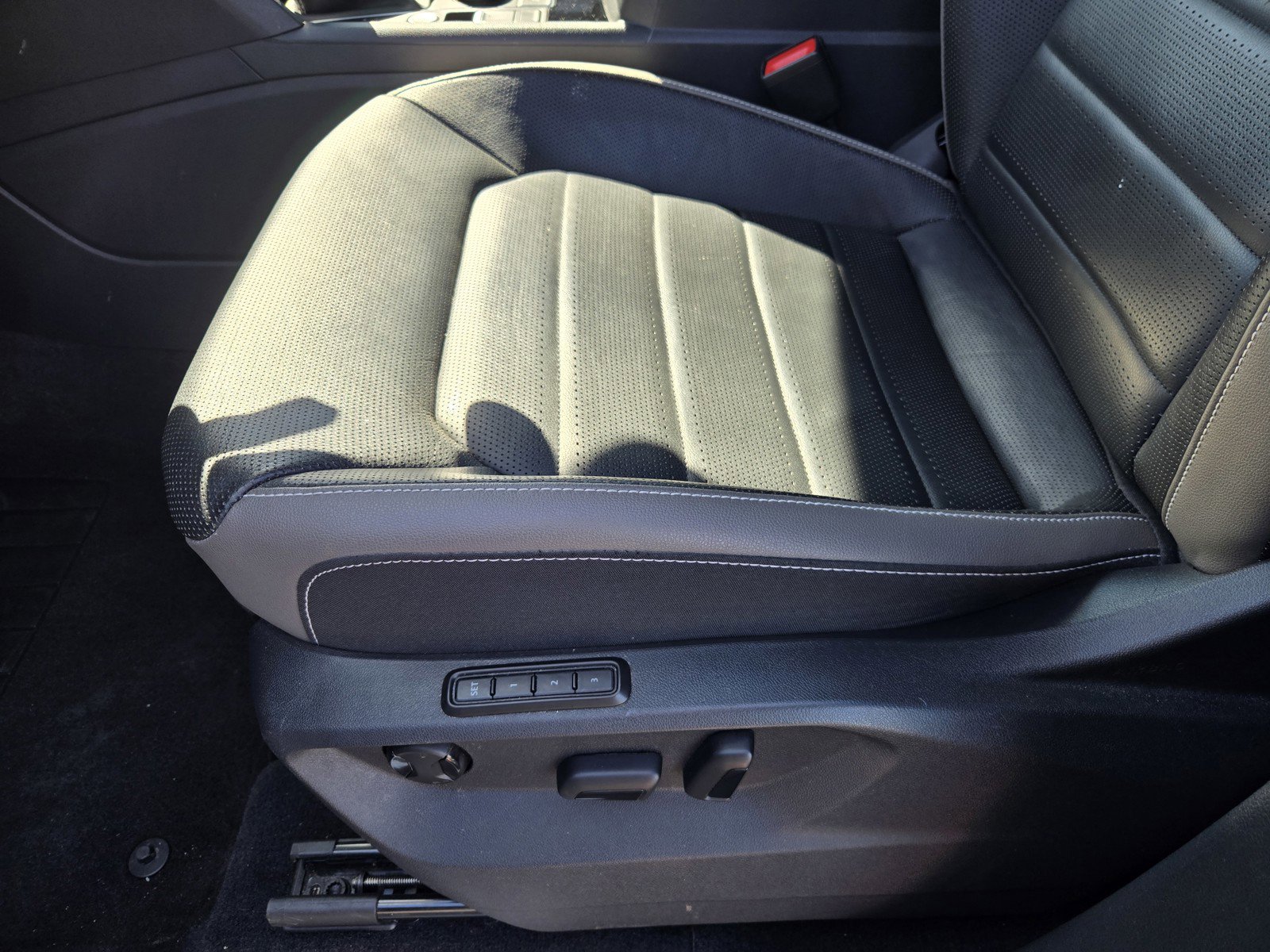 Used 2021 Volkswagen Atlas Cross Sport SEL Premium image 17