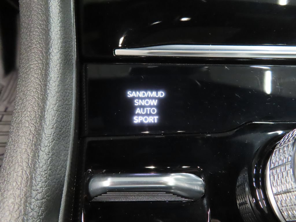 Used 2025 Jeep Grand Cherokee Limited w/ Luxury Tech Group II AWD/4WD image 51