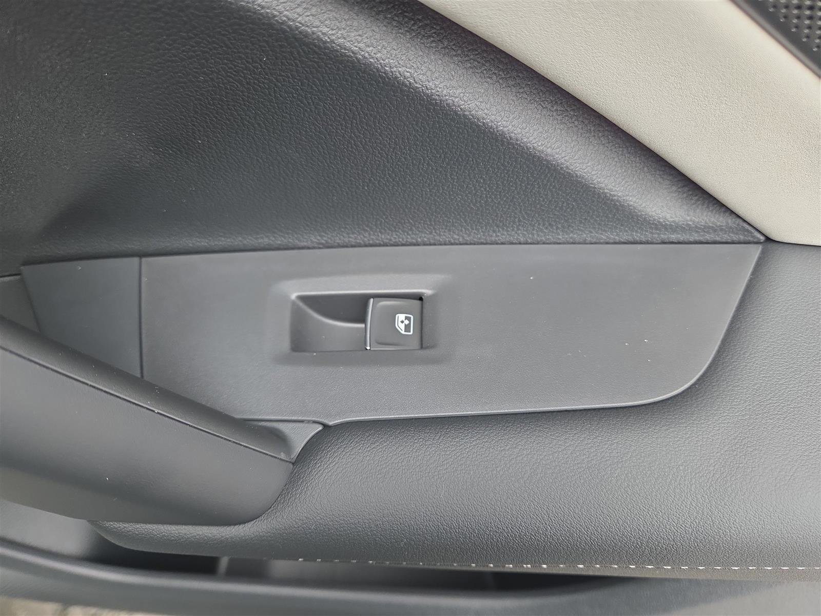 New 2025 Volkswagen Tiguan SE image 30