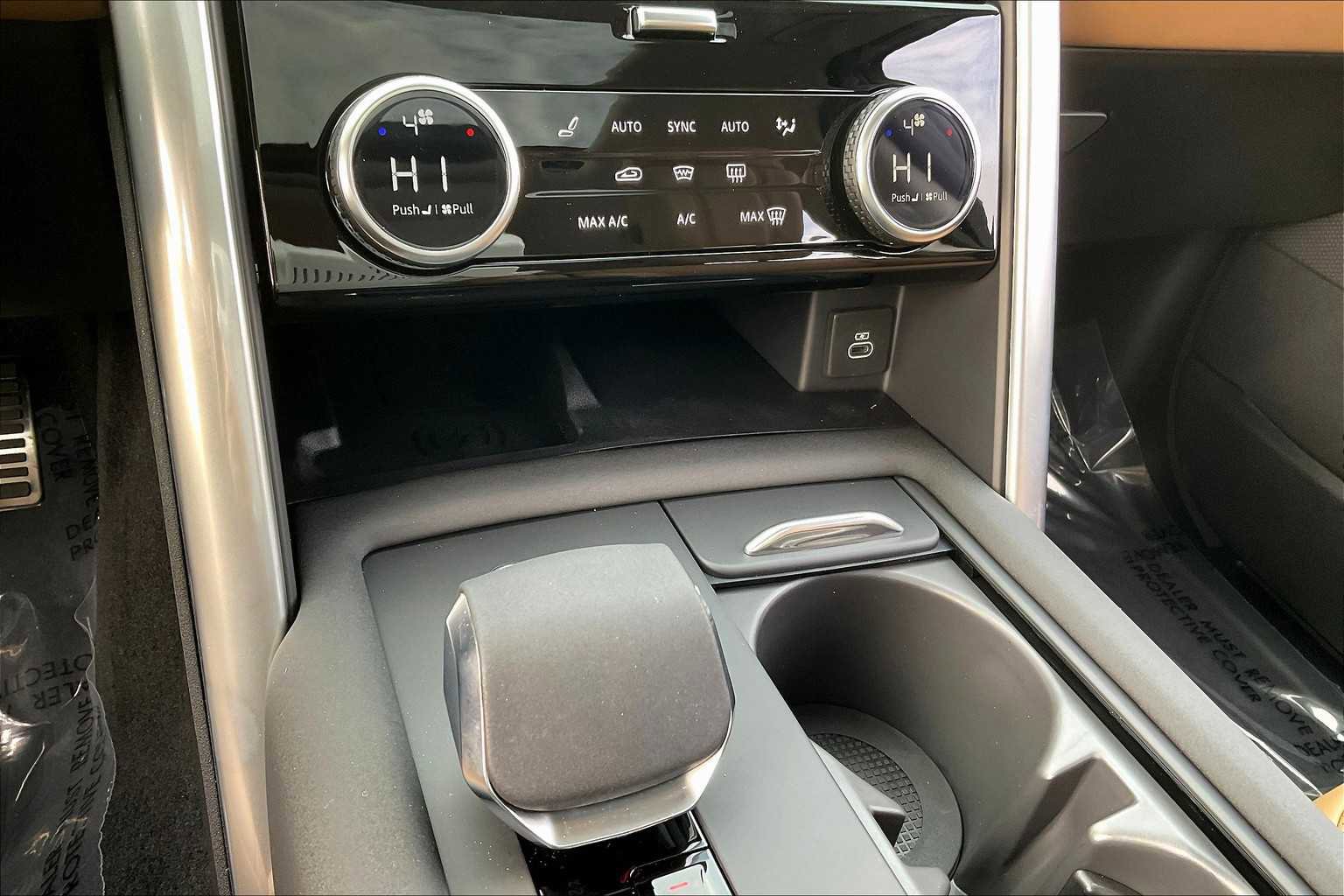 New 2025 Land Rover Discovery Metropolitan Edition image 21