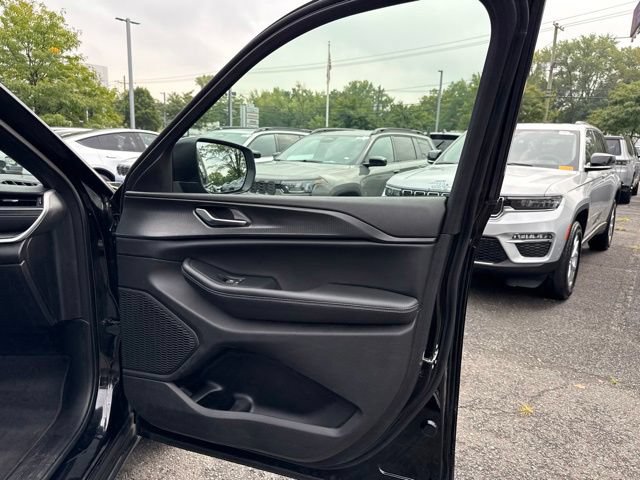 Used 2025 Jeep Grand Cherokee L Laredo w/ Luxury Tech Group I AWD/4WD image 37