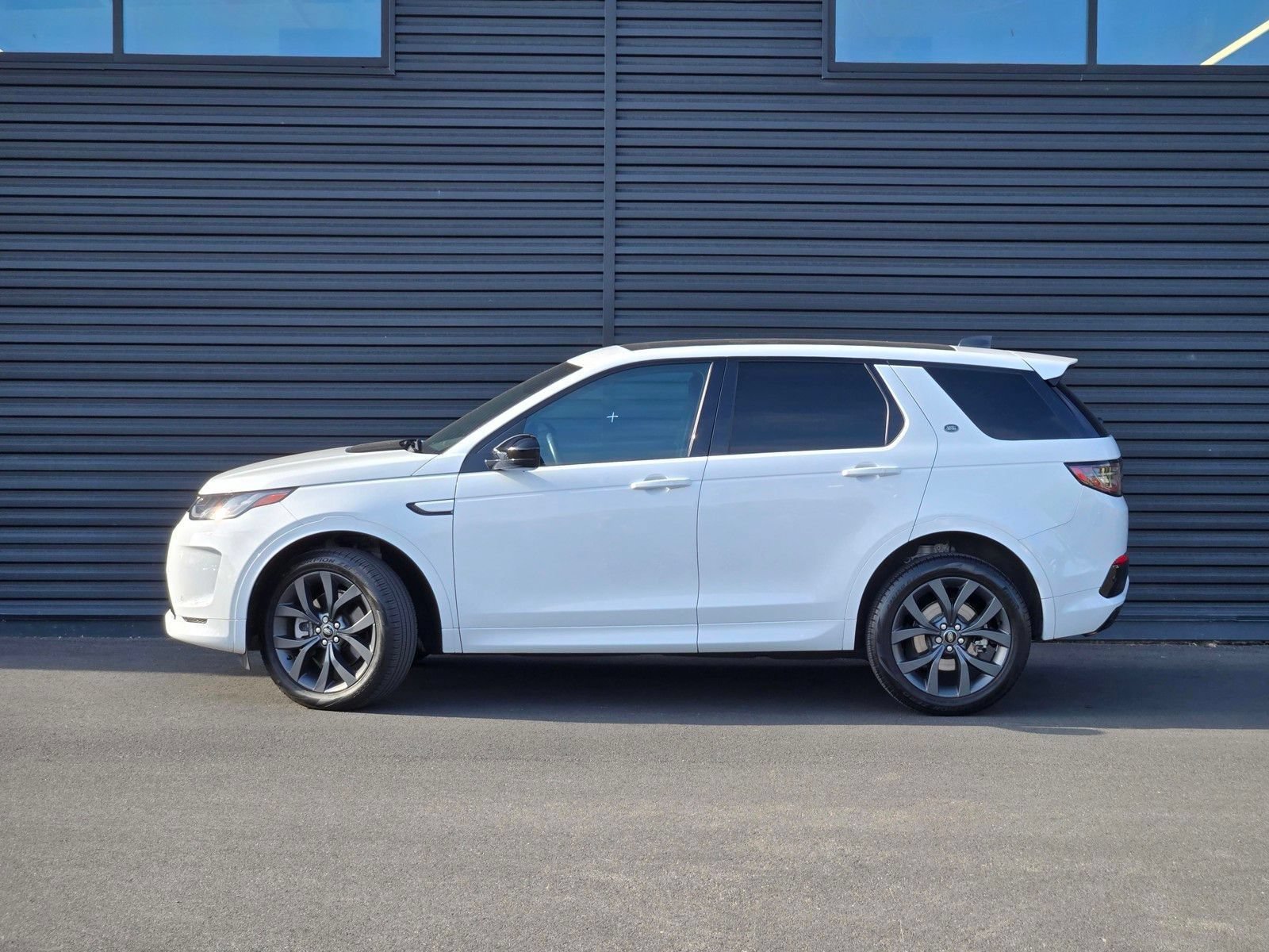 Used 2023 Land Rover Discovery Sport SE R-Dynamic AWD/4WD image 4
