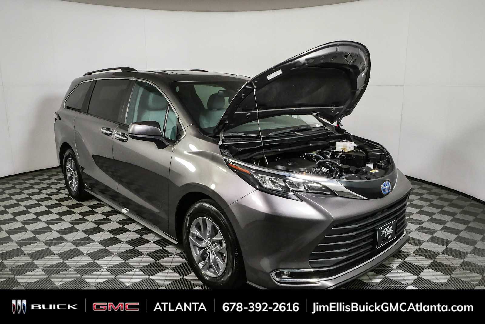 Used 2024 Toyota Sienna XLE FWD image 36