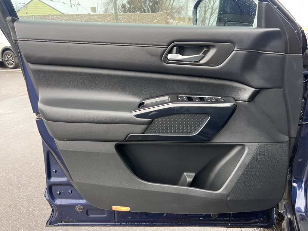 Used 2022 Nissan Pathfinder SV AWD/4WD image 8