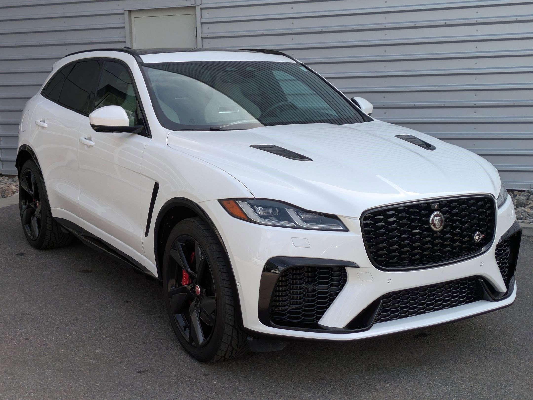 Used 2023 Jaguar F-PACE SVR image 3