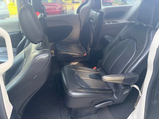 Used 2023 Chrysler Pacifica Touring-L FWD image 9