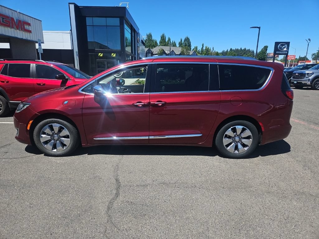 Used 2018 Chrysler Pacifica Limited FWD image 2