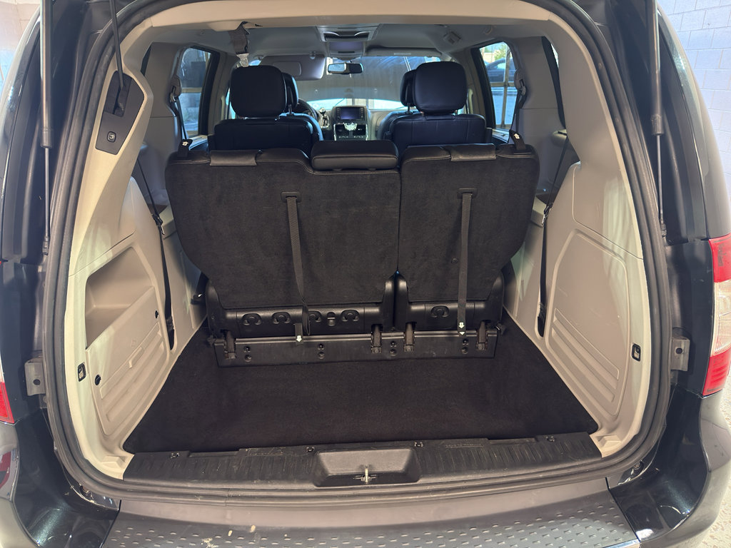 Used 2016 Chrysler Town & Country Touring FWD image 29