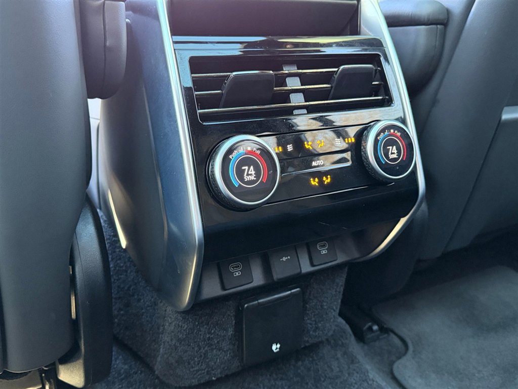 Used 2024 Land Rover Range Rover Long Wheelbase SE image 18