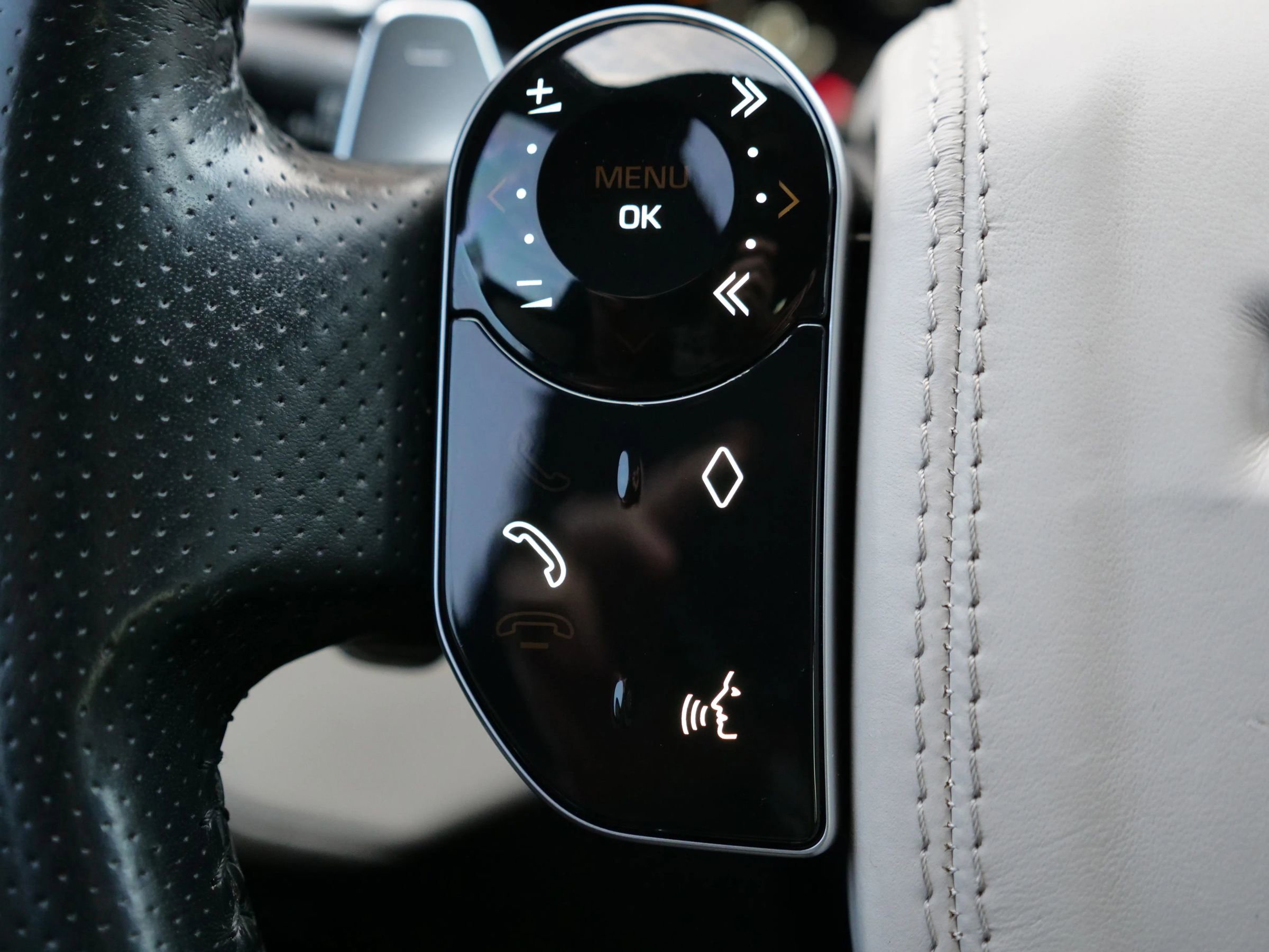 Used 2018 Land Rover Range Rover Velar R-Dynamic HSE image 22