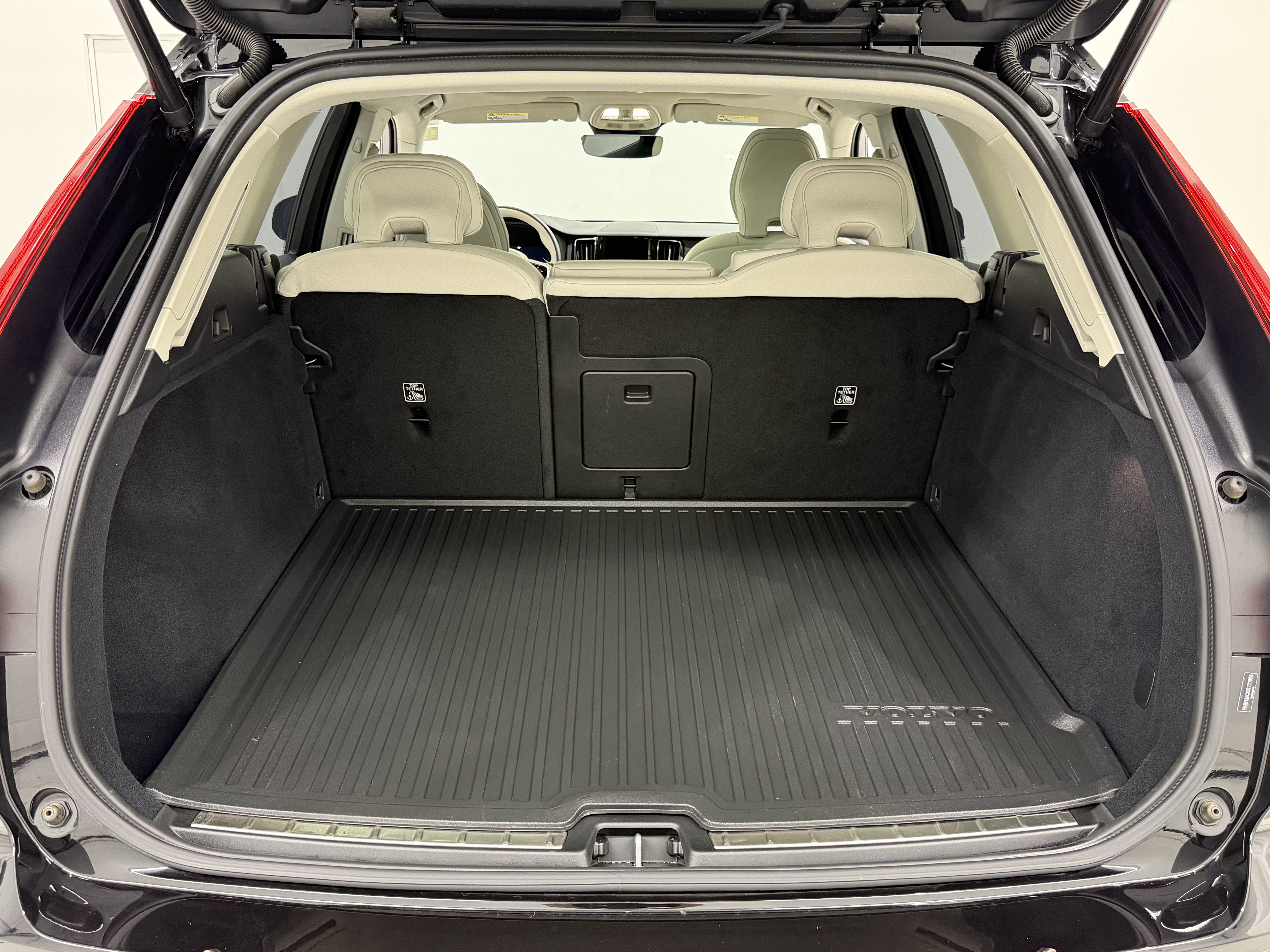 Used 2025 Volvo XC60 B5 Plus w/ Climate Package PRO AWD/4WD image 52
