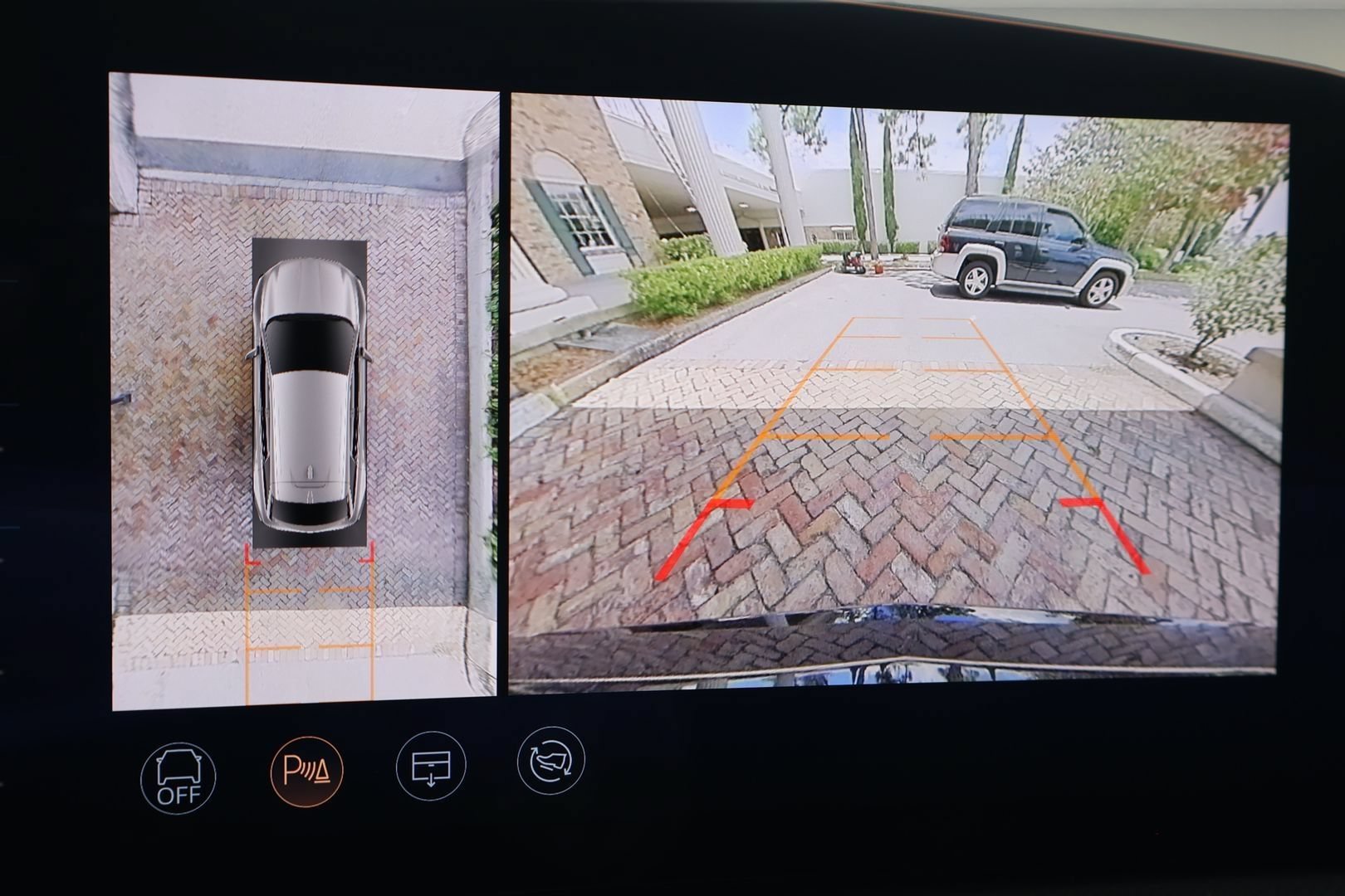 Certified 2025 Cadillac Optiq Luxury 2 w/ LPO, Floor Liner Package AWD/4WD image 22