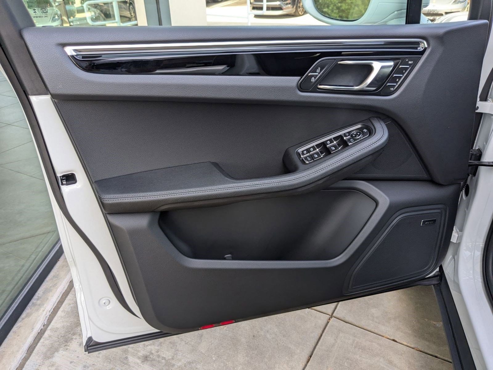 Certified 2025 Porsche Macan image 13