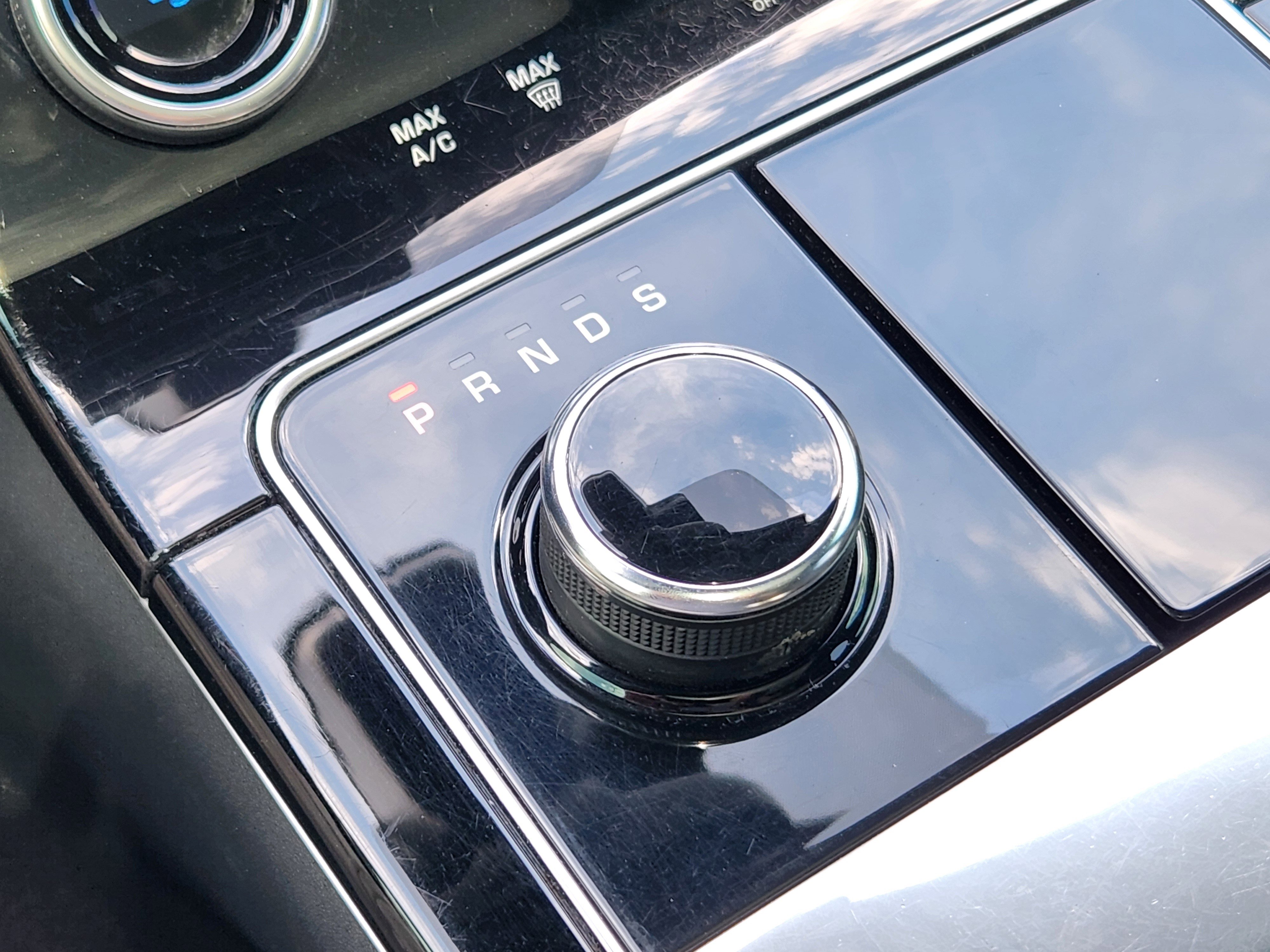 Used 2019 Land Rover Range Rover Velar R-Dynamic SE AWD/4WD image 14